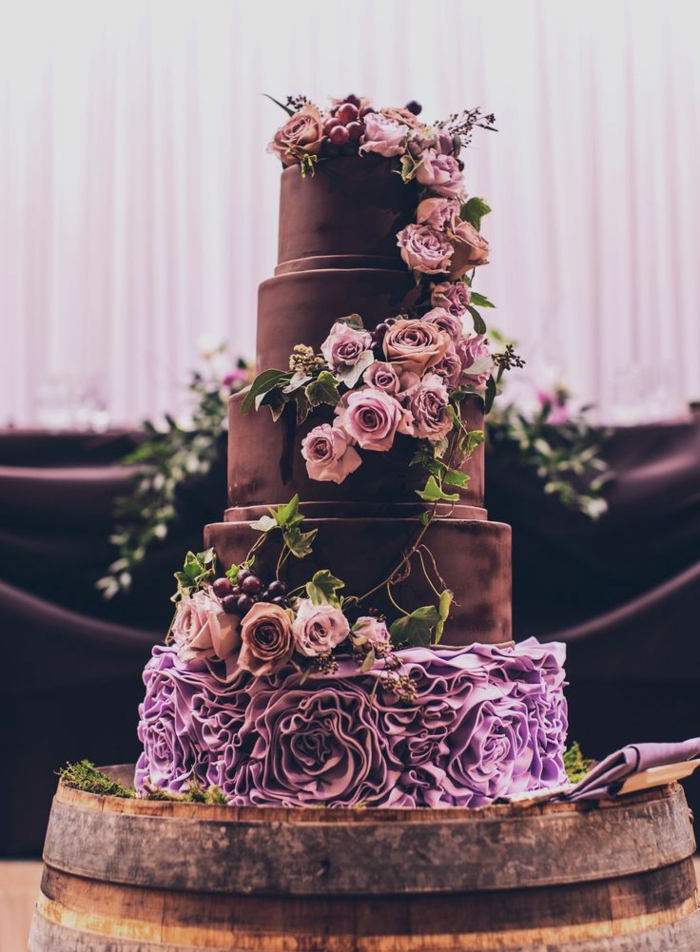 γαμήλια τούρτα-in-μωβ-όμορφα-φορά-μοντέλο