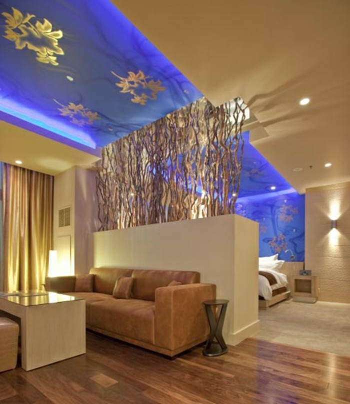 korkea katto huone-ruskea-sohva-olohuoneen seinän väri beige