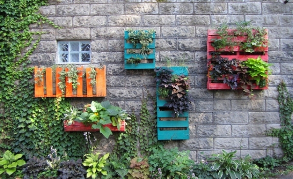लकड़ी EuroPallets-बगीचे सजावट-रंगीन पेंट-पौधे