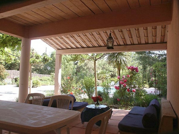 madera para terraza con techo - sofás y mesas