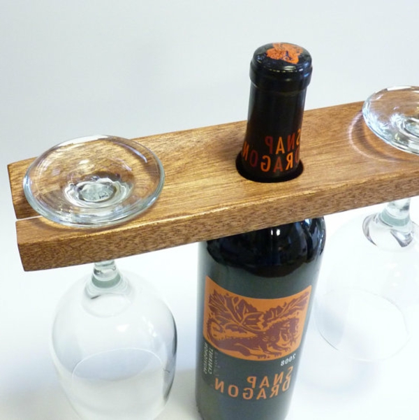deco-wine-bottle-wooden-board-two-glasses de madera - práctico y hermoso