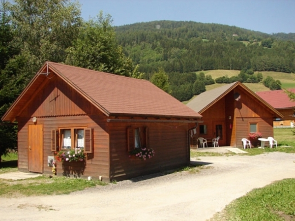 montažna drvena kuća bungalova u planinama