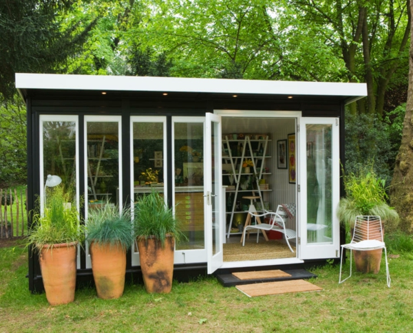 hacer pequeñas casas de jardín - muchas plantas decorativas - paredes de vidrio