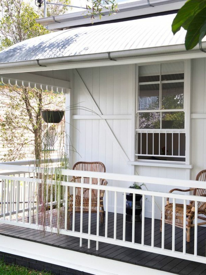 puu-house-with-veranta-tuolit-Amerikan-talo