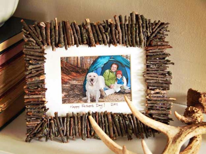 bricolaje marco decorado con pequeños trozos de madera