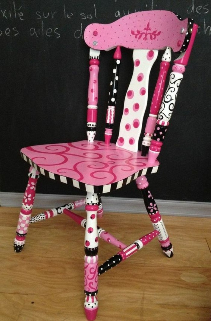 silla de madera de edad-en-rosa-color de pintura de colores-negro-pizarra del piso de madera