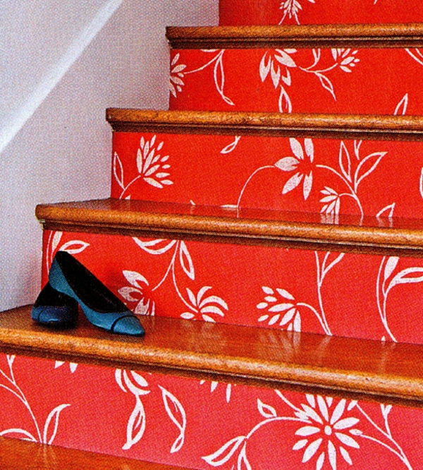 מדרגות-להדגיש עץ אדום