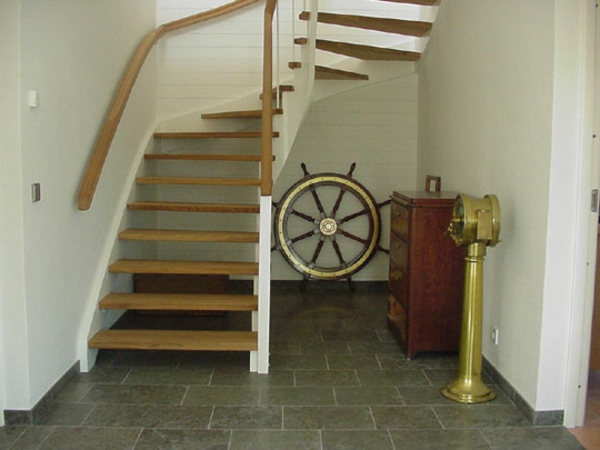 escalera de madera vuelta a la mitad - decoración única