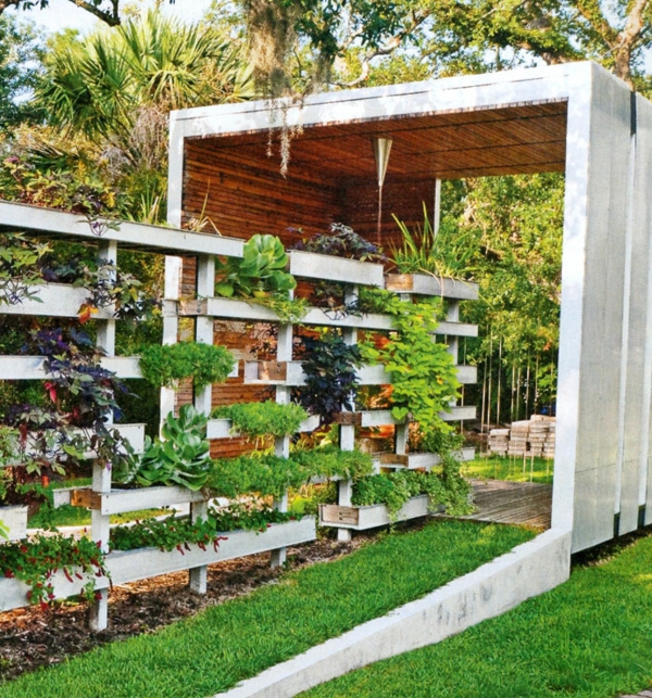 גדר עץ - בניה עצמית - דשא וצמחים
