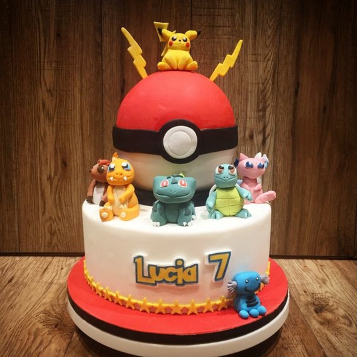 idea de lujo para una tarta de pokemon roja con una pokebola roja, pequeña esencia de pokemon, pokemon de dragón, pokemon de dragón, destello amarillo, pikachu
