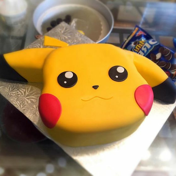 פוקימון צהוב להיות pikachu עם לחיים אדומות ועיניים שחורות - רעיון נהדר עבור עוגת פוקימון