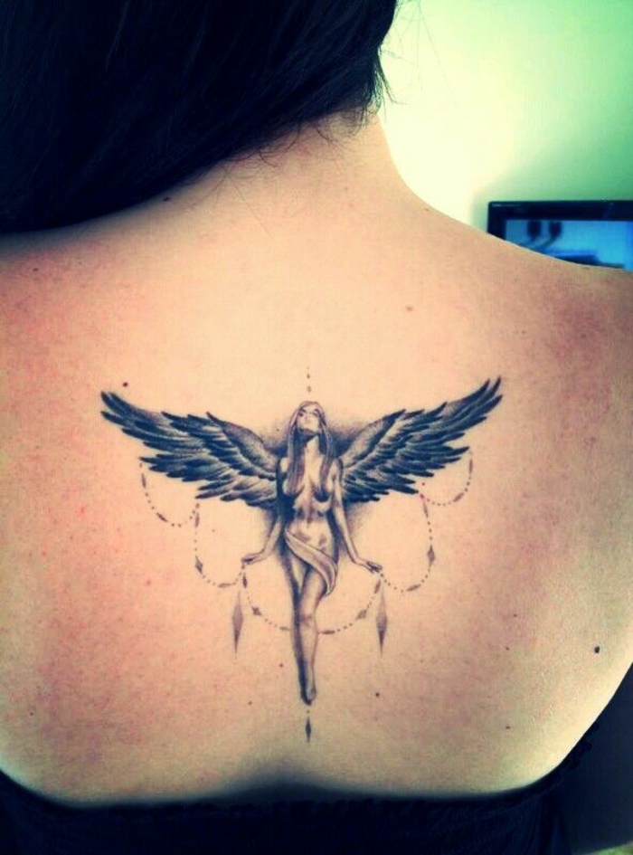 这是一个带有一个黑色小天使的纹身的想法 - 一个黑色天使翅膀的女人