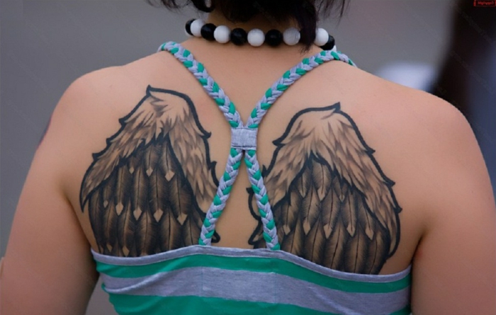 这是一个美丽的天使翅膀纹身的想法 - 为女士们的黑色翅膀的纹身