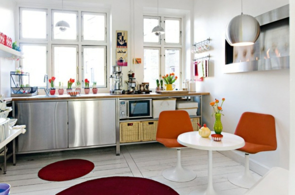 宜家不锈钢厨房红地毯 - 两把椅子