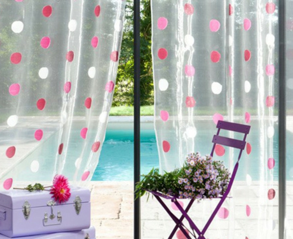 ikea-curtain-transparent-dots - 紫色和花束的椅子
