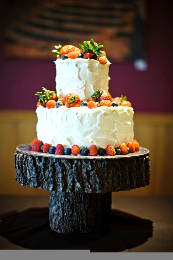 احتفال لعرس خشبي - كعكة بيضاء جميلة مع الفاكهة