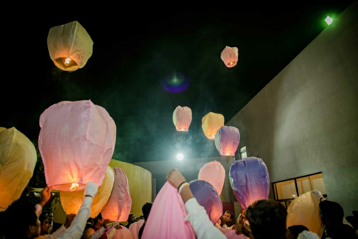 Индийски сватбени цвят летящи фенери празнуват