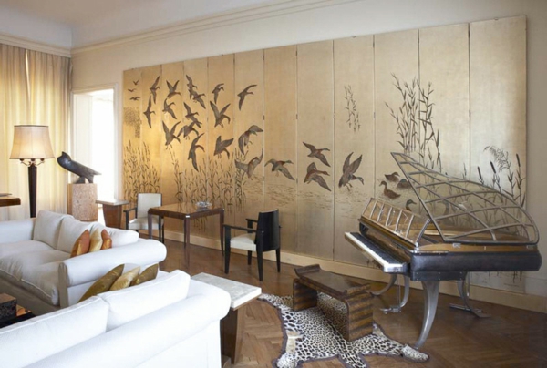 בסגנון ארט דקו - עיצוב קיר יצירתי ופסנתר בסלון