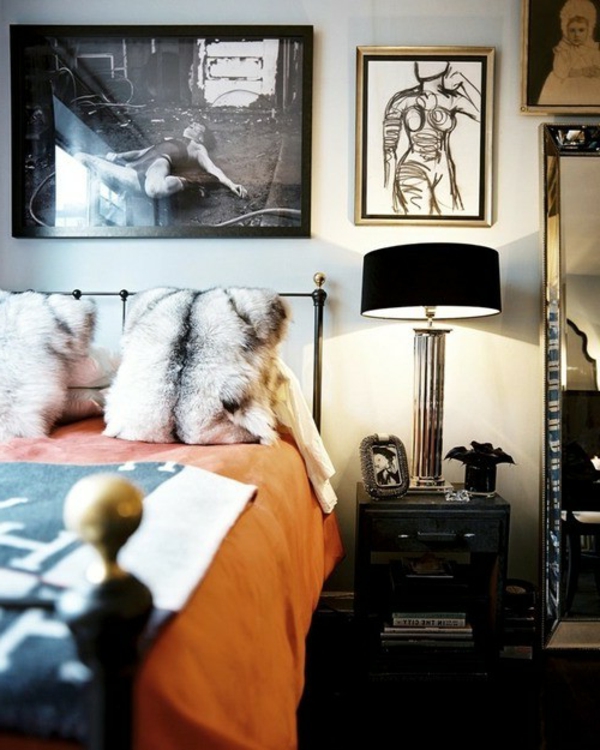 灵感卧室 - 黑色灯 - 橙色羽绒被套和装饰枕头