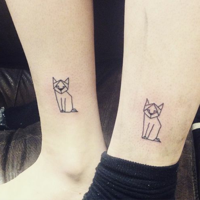 यहां दो छोटी काली बिल्लियों हैं - पैर पर टैटू के लिए विचार