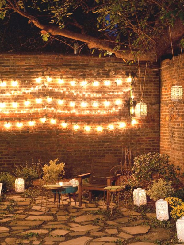 תאורה בחצר כרעיון של קישוט מסיבה מקורית