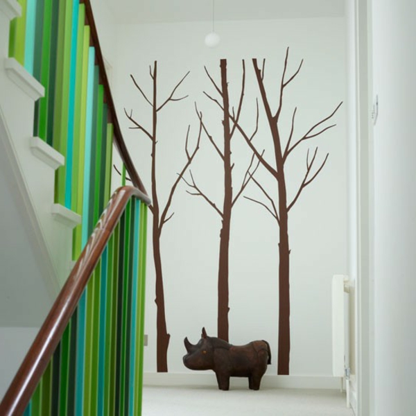interesante-pasillo-decoración-verde-barandillas árboles figuras