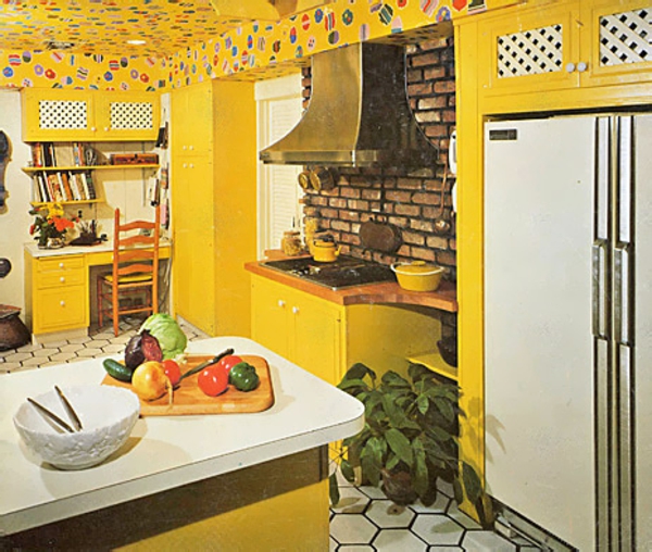 有趣的黄色厨房墙壁的颜色非常小美的厨房