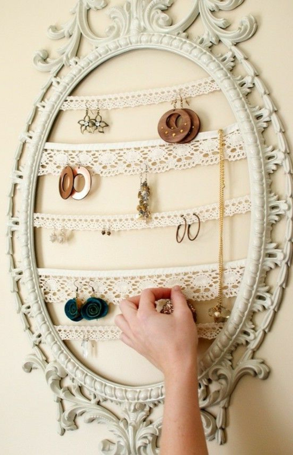 إطار مرآة بيضاء وقطع محبوكة لتخزين المجوهرات
