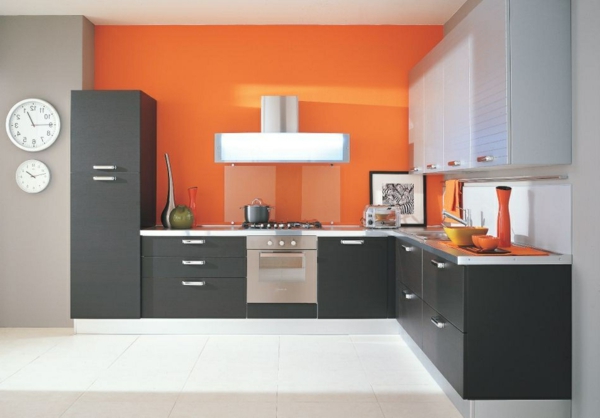 有趣的红色厨房墙彩色和灰度家具