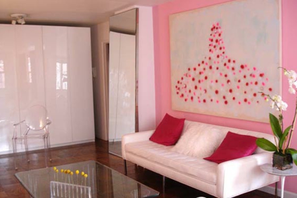 εντυπωσιακός-ροζ-τοίχο-χρώμα-για-ένα-καθιστικό-καναπέ-καθιστικό με μαξιλάρι ρίψης