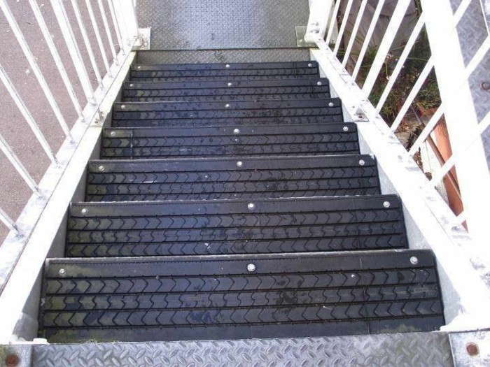 מעניין-המדרגות בשימוש למיחזור צמיגים-עיצוב יצירתי
