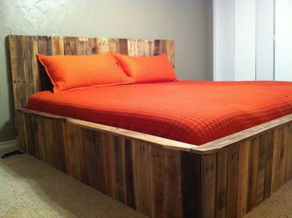 有趣的床铺托盘和橙色寝具