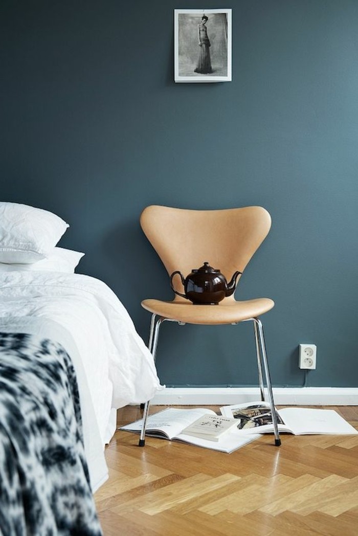 有趣的卧室上带有一个灰色的大床和墙壁颜色为蓝色