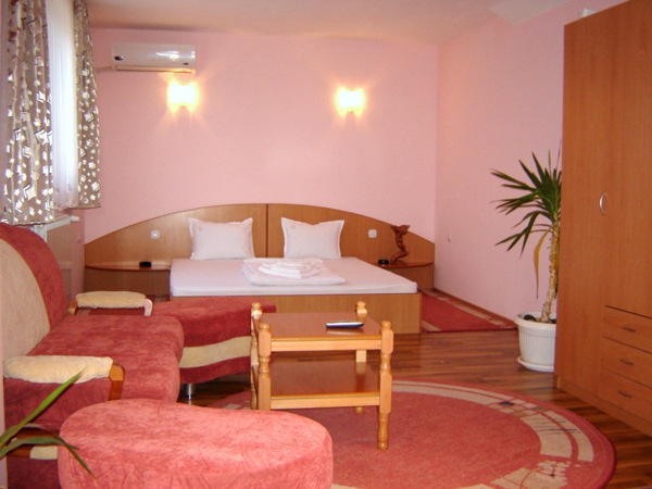 ενδιαφέρουσα αίθουσα ροζ χρώμα τοίχο κρεβάτι με λευκά καλύμματα πάπλωμα