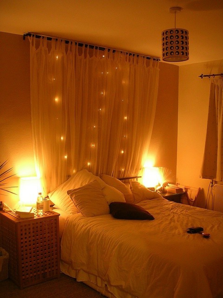 आंतरिक-सुंदर-आंतरिक-सजावट-साथ-विभिन्न स्ट्रिंग रोशनी मंद-Bedroo-साथ सफेद स्ट्रिंग प्रकाश-ऑन-बिस्तरों-hanging_f10178