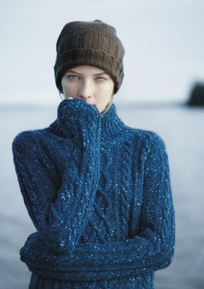 आयरिश स्वेटर नीले चोटियों पैटर्न