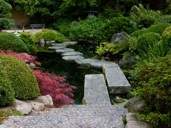 Kivilevyt japanilaiselle kävelytielle puutarhaan