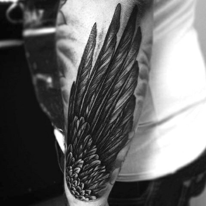 一个伟大的天使纹身为男人的想法 - 在这里，我们告诉你一个长长的黑色羽毛的天使翅膀
