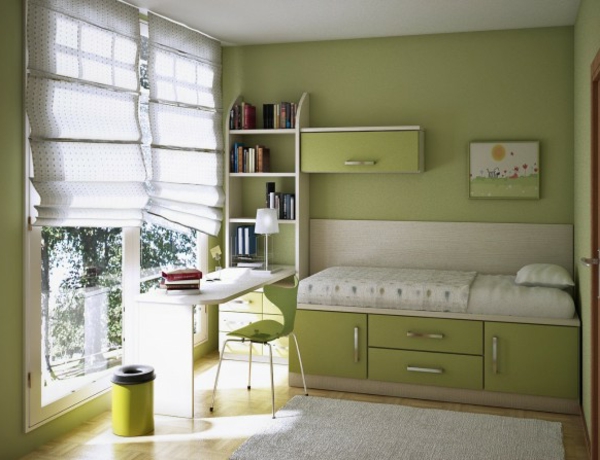 小床和绿色的托儿所书桌