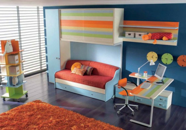 युवक कमरे के साथ एक सोफे और एक रंगीन डेस्क