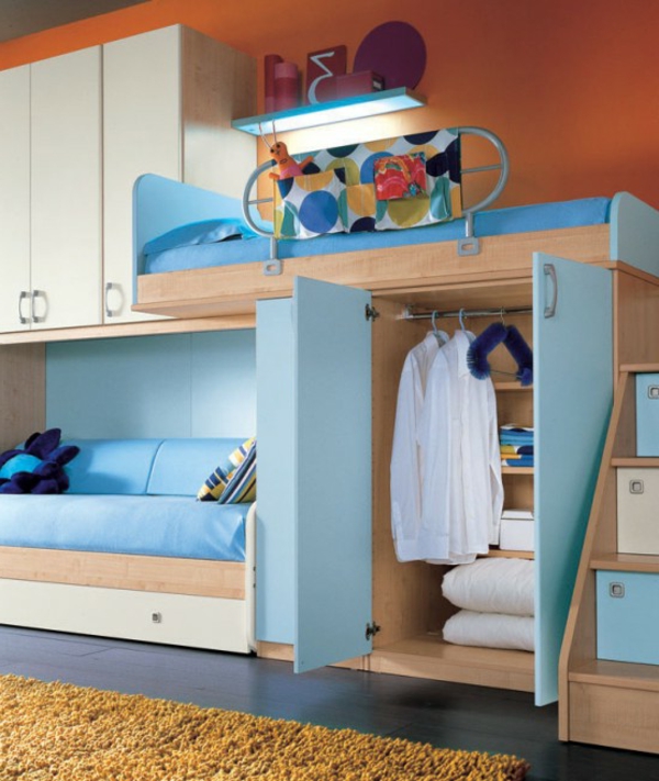 एक बेक बेड और एक सोफे के साथ युवा कमरे - नीले और नारंगी