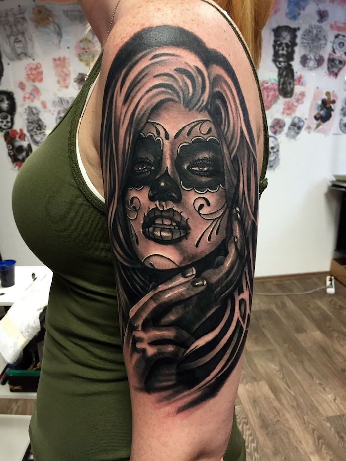 νεαρή γυναίκα με ένα μαύρο μεγάλο τατουάζ με μια λατρεία με μαύρα χείλη, μαύρα μάτια και μαύρη μύτη