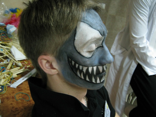 男孩万圣节化妆丑 - 灰色的面具
