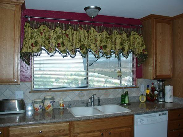 厨房窗帘看起来很可爱