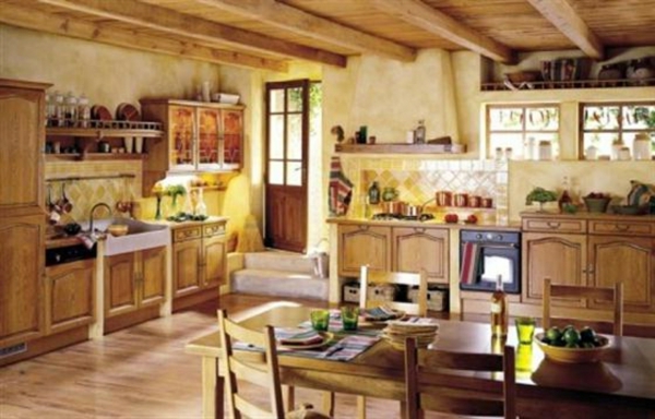 厨房在法国乡村风格的餐桌和四把木椅子