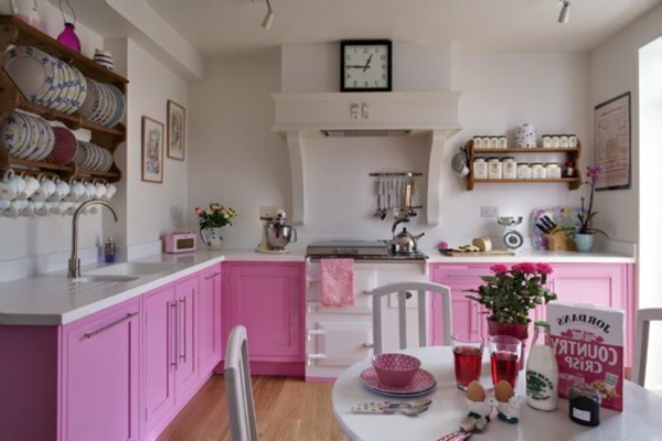 Τοίχος διακόσμηση - λευκό ροζ ντουλάπια στην κουζίνα