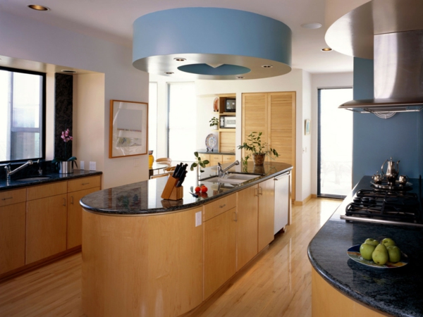 elementos azules en una cocina moderna con isla de cocina