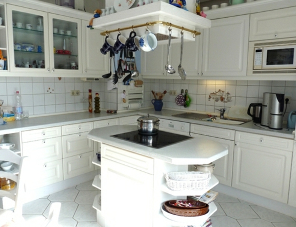 厨房与小岛屿和许多白色 - 橱柜和上架