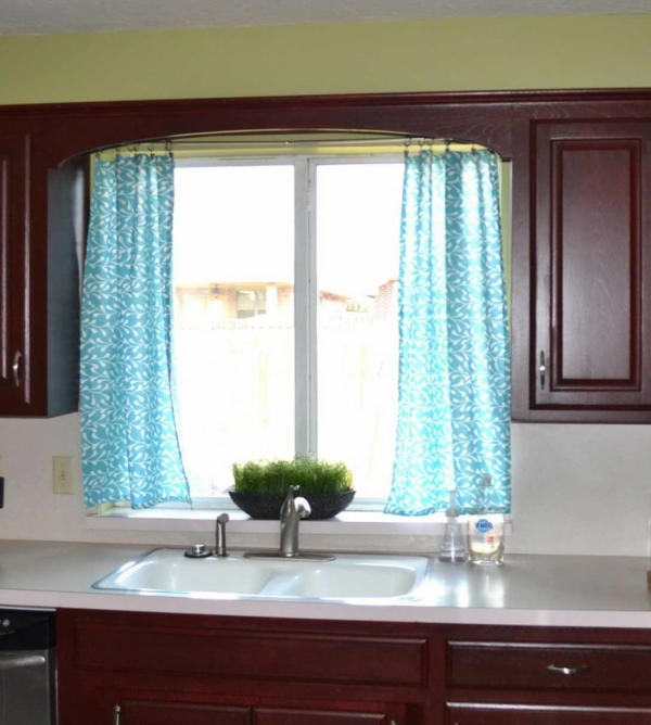 кухненски с модерни завеси в синьо-красив фонтан