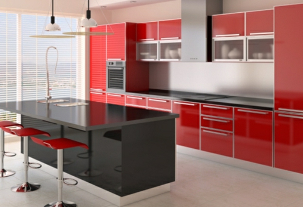 πολυτελής κουζίνα με μαύρη κουζίνα και κόκκινα ντουλάπια